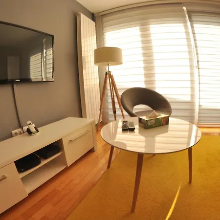 New Bright Modern Apt Close To City Center *