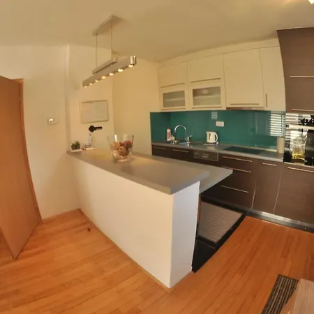 New Bright Modern Apt Close To City Center *